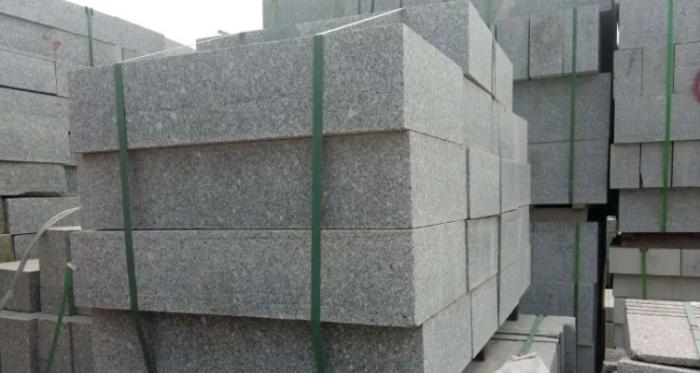 花崗巖路沿石有哪些使用優(yōu)勢呢？